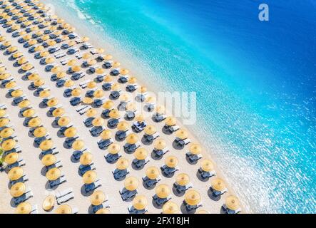 Vista aerea del mare, spiaggia di sabbia vuota con lettini e ombrelloni Foto Stock