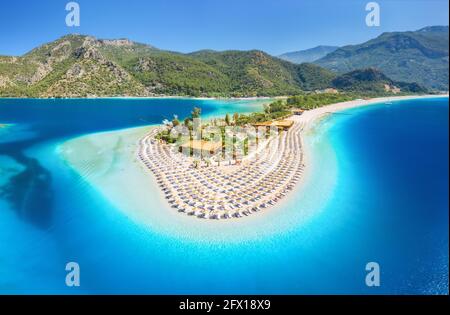 Vista aerea della baia del mare e della spiaggia di sabbia in estate Foto Stock