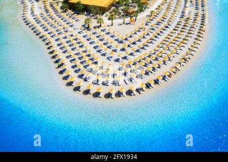 Vista aerea del mare, spiaggia di sabbia vuota con lettini e ombrelloni Foto Stock