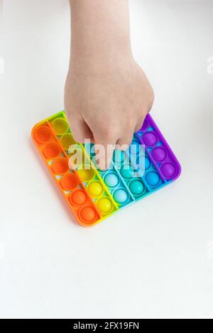 Popolare giocattolo in silicone per bambini. Schiocalo Foto Stock