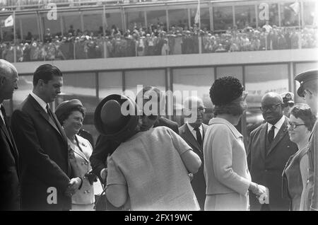 Principessa Beatrice e Principe Claus ad ovest, il Principe Claus congedò la Regina Juliana, 2 luglio 1966, arrivederci, regine, I Paesi Bassi, foto agenzia stampa del XX secolo, notizie da ricordare, documentario, fotografia storica 1945-1990, storie visive, Storia umana del XX secolo, che cattura momenti nel tempo Foto Stock