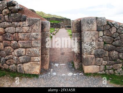 Particolare di Puka Pukara o Puca Pucara, rovine Inca a Cusco o Cuzco città, Perù Foto Stock