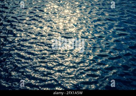 Stelle sole scintillanti e scintillanti in acqua - reale foto Foto Stock