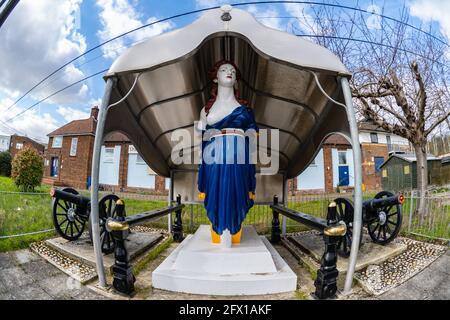 Figura testa di HMS Arethusa a Lower Upnor Kent sulle rive del fiume Medway Foto Stock