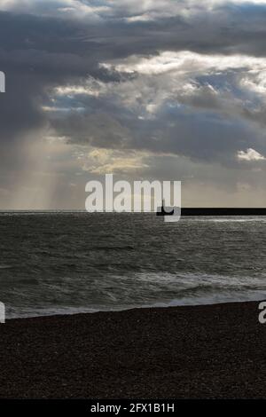 Newhaven Harbour Arm visto da Seaford Beach Foto Stock