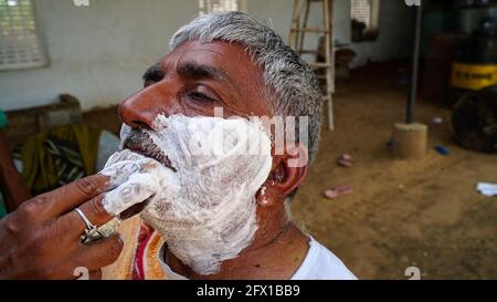 01 gennaio 2021 - Reengus, Sikar, India. Barbiere indiano che lavora sulle strade del villaggio in una giornata di sole Foto Stock