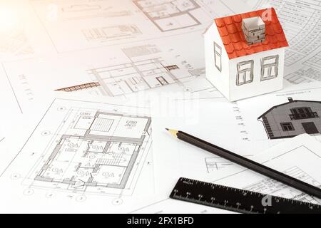 Disegni architettonici e concetto di casa. Scrivania architetto. Progetto di progettazione. Sfondo della costruzione. Strumenti di progettazione Foto Stock