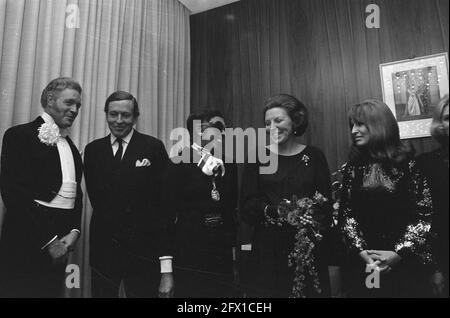 La principessa Beatrice e il principe Claus frequentano gli artisti aiutare Unicef nel Congresso olandese Building the Hague, 14 dicembre 1972, principi, principesse, I Paesi Bassi, foto agenzia stampa del XX secolo, notizie da ricordare, documentario, fotografia storica 1945-1990, storie visive, Storia umana del XX secolo, che cattura momenti nel tempo Foto Stock