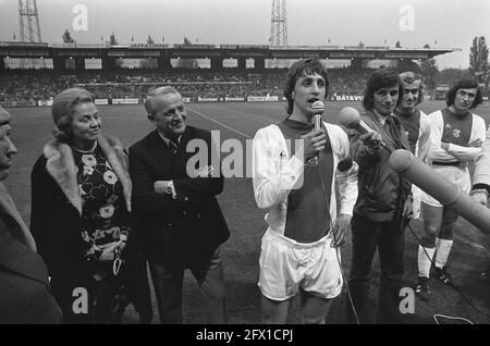 AJAX contro AZ67 3-0, addio all'allenatore Kovacs, Cruijff indirizzi coppia Kovacs, 19 maggio 1973, Farewell, sport, Allenatori, calcio, Paesi Bassi, foto agenzia stampa del XX secolo, notizie da ricordare, documentario, fotografia storica 1945-1990, storie visive, Storia umana del XX secolo, che cattura momenti nel tempo Foto Stock