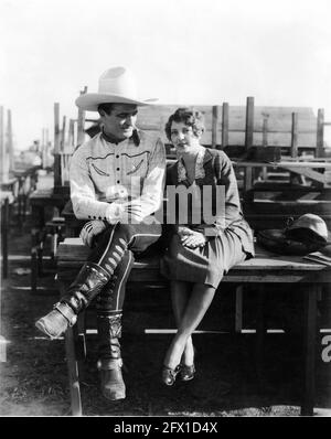 Cowboy Movie Star TOM MIX su set candid con MARY M. SPAULDING circa 1925 pubblicità per Fox Film Corporation Foto Stock