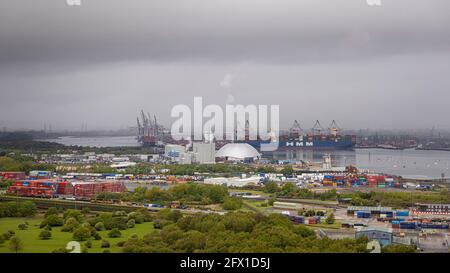 Vista aerea del porto militare di Marchwood, dell'inceneritore e del terminal dei container di Southampton, Hampshire. Data immagine: Domenica 16 maggio 2021. Fotografia b Foto Stock