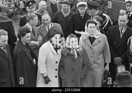 Olandese: Coppia reale e principessa Beatrix per il Messico con partenza dall'aeroporto di Schiphol, partenza. FLTR.: Principessa Margriet, principessa Christina, e Maid of Honor Martine van Loon-Labouchere. Sulla sinistra, accanto alla principessa Margriet, Sig.ra M. Wijnen, segretaria privata delle principesse. In conversazione alle loro spalle Erik Hazelhoff Roelfzema e Freek Bischoff van Heemskerck, arrivo e partenza, principesse, visite statali, aeroporti, I Paesi Bassi, foto agenzia stampa del XX secolo, notizie da ricordare, documentario, fotografia storica 1945-1990, storie visive, Storia umana del XX secolo Foto Stock