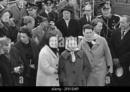 Coppia reale e principessa Beatrix in partenza per il Messico dall'aeroporto di Schiphol, partenza. FLTR. principessa Margriet, principessa Christina, e (con fazzoletto) signora-in-attesa Martine van Loon-Labouchere. Sulla sinistra, accanto alla principessa Margriet, M. Wijnen, segretaria privata delle principesse. In conversazione alle loro spalle Erik Hazelhoff Roelfzema e Freek Bischoff van Heemskerk, 7 aprile 1964, arrivo e partenza, principesse, visite di stato, Aeroporti, Paesi Bassi, foto agenzia stampa del XX secolo, notizie da ricordare, documentario, fotografia storica 1945-1990, storie visive, storia umana di Foto Stock