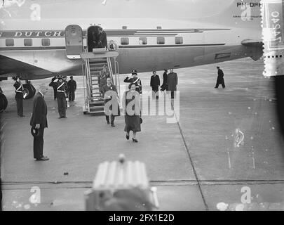 Coppia reale di ritorno da ovest all'aeroporto di Schiphol, 8 novembre 1955, Paesi Bassi, foto agenzia stampa del XX secolo, notizie da ricordare, documentario, fotografia storica 1945-1990, storie visive, Storia umana del XX secolo, che cattura momenti nel tempo Foto Stock