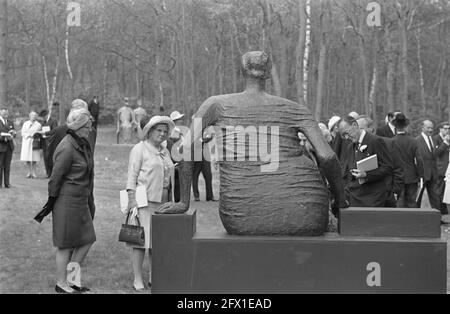 Mostra di osservazione della famiglia reale dello scultore Henry Moore nel museo Kroller Muller di Otterlo. La regina Juliana e il principe Bernhard alla scultura del, 3 maggio 1968, sculture, scultori, queens, musei, principi, principesse, Paesi Bassi, foto agenzia stampa del xx secolo, notizie da ricordare, documentario, fotografia storica 1945-1990, storie visive, Storia umana del XX secolo, che cattura momenti nel tempo Foto Stock