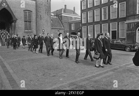 Famiglia reale al National Commemoration of the Dead in Ridderzaal, l'Aia, famiglia reale sulla strada per la costruzione della Lower House, 4 maggio 1970, Paesi Bassi, 20 ° secolo agenzia di stampa foto, notizie da ricordare, documentario, fotografia storica 1945-1990, storie visive, Storia umana del XX secolo, che cattura momenti nel tempo Foto Stock