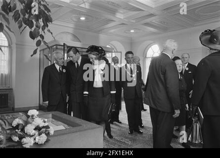 Famiglia reale al Commemoration Nazionale dei morti a Ridderzaal, l'Aia, famiglia reale al libro memoriale dei caduti, Van Thiel, 4 maggio 1970, libri memoriali, I Paesi Bassi, foto agenzia stampa del XX secolo, notizie da ricordare, documentario, fotografia storica 1945-1990, storie visive, Storia umana del XX secolo, che cattura momenti nel tempo Foto Stock