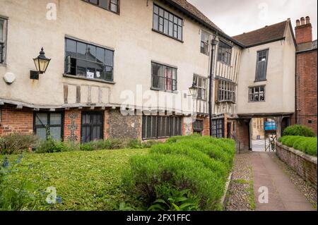 Vicolo lontano da Tombland Norwich che mostra la vecchia caratteristica antica case costruite nel 1519 Foto Stock