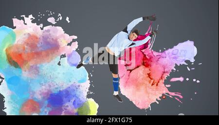 Composizione del portiere di calcio su colate colorate e sfondo grigio Foto Stock