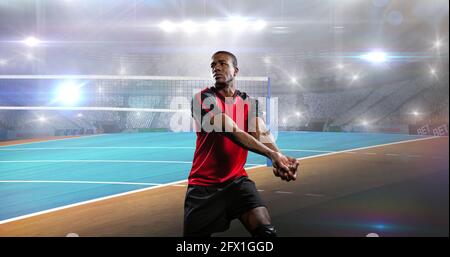 Composizione del giocatore di pallavolo maschile atletico sul campo da pallavolo Foto Stock