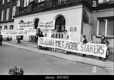 Procedimenti legali Mobil Oil Against Industrie Bond in connessione con lo sciopero (Amsterdam); manifestanti di fronte al tribunale, 8 maggio 1980, dimostranti, sessioni di tribunale, scioperi, I Paesi Bassi, foto agenzia stampa del XX secolo, notizie da ricordare, documentario, fotografia storica 1945-1990, storie visive, Storia umana del XX secolo, che cattura momenti nel tempo Foto Stock