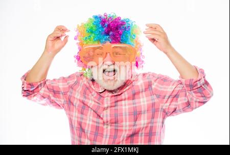 Nonno sempre divertente. Uomo anziano sopportato allegro persona indossare parrucca colorata e occhiali da sole. Clown anziani. Divertirsi. Stile di vita divertente. Divertimento e. Foto Stock