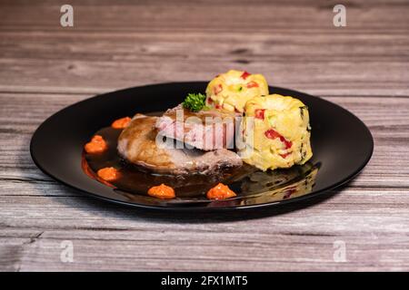 Ricetta per vitello arrosto al burro, pesto di piquillo, canele di polebta con verdure croccanti, salsa al rosmarino al miele Foto Stock