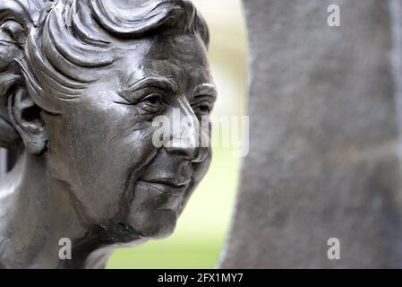 Londra, Inghilterra, Regno Unito. Monumento in bronzo all'autore Agatha Christie (2012, ben Twiston-Davies) all'incrocio tra Cranbourn Street e Great Newport Street Foto Stock