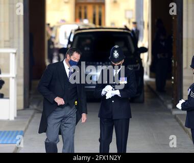 Preparativi per la partenza della Regina e di altri dignitari dopo l'apertura dello Stato del Parlamento, 11 maggio 2021. Guardia di sicurezza e polizia offi Foto Stock