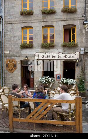 Café de la Paix, Place de Penthièvre, Moncontour, Côtes d'Armor, Bretagna: Una famiglia gode di un caffè al fresco al mattino. MODELLO RILASCIATO Foto Stock