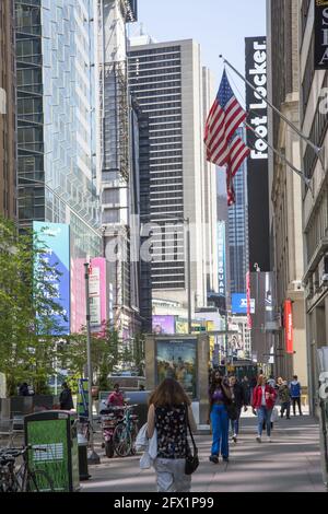 Guardando verso nord su Broadway nel quartiere di Times Square a New York City. Foto Stock