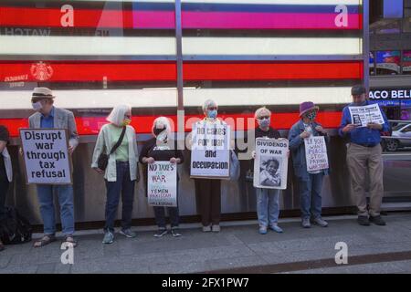 I membri della War Resisters League, i veterani per la Pace, i Grannies Raging e altre organizzazioni hanno radunato e marciato a Times Square e nel centro di Manhatan il giorno delle tasse per esortare gli americani a non pagare le tasse di guerra. Le spese militari stanno distruggendo la nostra qualità di vita e non aiutano a risolvere i problemi reali che ci confrontano come nazione e mondo. Foto Stock