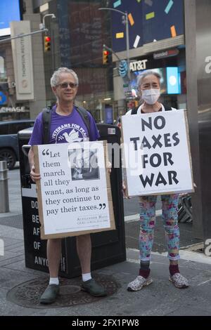 I membri della War Resisters League, i veterani per la Pace, i Grannies Raging e altre organizzazioni hanno radunato e marciato a Times Square e nel centro di Manhatan il giorno delle tasse per esortare gli americani a non pagare le tasse di guerra. Le spese militari stanno distruggendo la nostra qualità di vita e non aiutano a risolvere i problemi reali che ci confrontano come nazione e mondo. Foto Stock