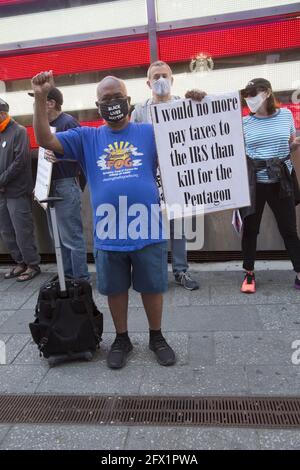 I membri della War Resisters League, i veterani per la Pace, i Grannies Raging e altre organizzazioni hanno radunato e marciato a Times Square e nel centro di Manhatan il giorno delle tasse per esortare gli americani a non pagare le tasse di guerra. Le spese militari stanno distruggendo la nostra qualità di vita e non aiutano a risolvere i problemi reali che ci confrontano come nazione e mondo. Foto Stock