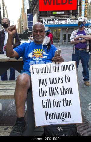 I membri della War Resisters League, i veterani per la Pace, i Grannies Raging e altre organizzazioni hanno radunato e marciato a Times Square e nel centro di Manhatan il giorno delle tasse per esortare gli americani a non pagare le tasse di guerra. Le spese militari stanno distruggendo la nostra qualità di vita e non aiutano a risolvere i problemi reali che ci confrontano come nazione e mondo. Foto Stock