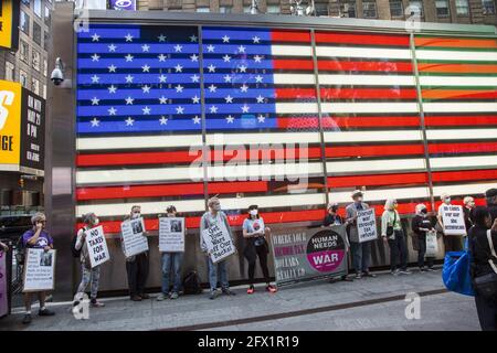 I membri della War Resisters League, i veterani per la Pace, i Grannies Raging e altre organizzazioni hanno radunato e marciato a Times Square e nel centro di Manhatan il giorno delle tasse per esortare gli americani a non pagare le tasse di guerra. Le spese militari stanno distruggendo la nostra qualità di vita e non aiutano a risolvere i problemi reali che ci confrontano come nazione e mondo. Foto Stock