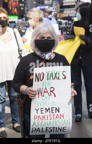 I membri della War Resisters League, i veterani per la Pace, i Grannies Raging e altre organizzazioni hanno radunato e marciato a Times Square e nel centro di Manhatan il giorno delle tasse per esortare gli americani a non pagare le tasse di guerra. Le spese militari stanno distruggendo la nostra qualità di vita e non aiutano a risolvere i problemi reali che ci confrontano come nazione e mondo. Foto Stock