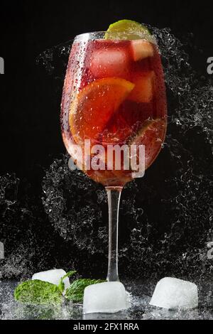 Sangria estiva fresca che spruzzi su sfondo ardesia Foto Stock