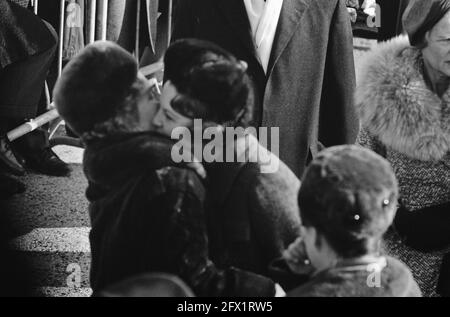 La principessa Beatrice a Curacao, la regina Juliana de Koningi ha salutato la principessa Beatrice, 19 febbraio 1965, Farewell, Queens, I Paesi Bassi, foto agenzia stampa del XX secolo, notizie da ricordare, documentario, fotografia storica 1945-1990, storie visive, Storia umana del XX secolo, che cattura momenti nel tempo Foto Stock