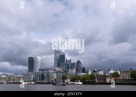 Un paesaggio urbano che si affaccia sul Tamigi e che mostra lo skyline della City of London, il quartiere finanziario della capitale, il 24 maggio 2021, a Londra, Inghilterra. Foto Stock