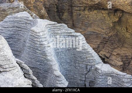 Wellington. 25 Maggio 2021. Foto scattata il 25 maggio 2021 mostra una vista delle rocce di Pancake a Punakaiki sulla costa occidentale dell'Isola del Sud, Nuova Zelanda. Le rocce di Pancake sono state formate da frammenti minuti di creature marine morte e piante sbarcate sul fondale marino. Credit: Zhang Jianyong/Xinhua/Alamy Live News Foto Stock