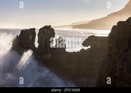 Wellington. 25 Maggio 2021. Foto scattata il 25 maggio 2021 mostra una vista delle rocce di Pancake a Punakaiki sulla costa occidentale dell'Isola del Sud, Nuova Zelanda. Le rocce di Pancake sono state formate da frammenti minuti di creature marine morte e piante sbarcate sul fondale marino. Credit: Zhang Jianyong/Xinhua/Alamy Live News Foto Stock