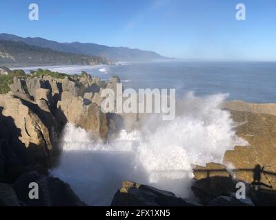 Wellington. 25 Maggio 2021. Foto scattata il 25 maggio 2021 mostra una vista delle rocce di Pancake a Punakaiki sulla costa occidentale dell'Isola del Sud, Nuova Zelanda. Le rocce di Pancake sono state formate da frammenti minuti di creature marine morte e piante sbarcate sul fondale marino. Credit: Zhang Jianyong/Xinhua/Alamy Live News Foto Stock