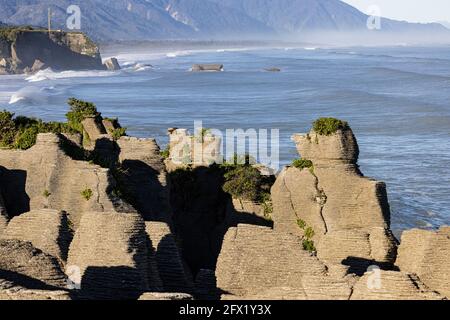 Wellington. 25 Maggio 2021. Foto scattata il 25 maggio 2021 mostra una vista delle rocce di Pancake a Punakaiki sulla costa occidentale dell'Isola del Sud, Nuova Zelanda. Le rocce di Pancake sono state formate da frammenti minuti di creature marine morte e piante sbarcate sul fondale marino. Credit: Zhang Jianyong/Xinhua/Alamy Live News Foto Stock