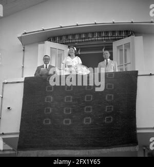 La principessa Beatrice visita Aruba. La principessa Beatrix prende un'aubade, ha lasciato il primo ministro Jonckheer, 17 febbraio 1958, Aubades, visite, I Paesi Bassi, foto agenzia stampa del XX secolo, notizie da ricordare, documentario, fotografia storica 1945-1990, storie visive, Storia umana del XX secolo, che cattura momenti nel tempo Foto Stock