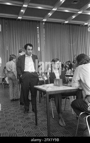 Ultimo turno IBM torneo di scacchi, Petrosyan (a sinistra) guarda a Planinc, 4 agosto 1973, scacchi, Paesi Bassi, foto agenzia stampa del xx secolo, notizie da ricordare, documentario, fotografia storica 1945-1990, storie visive, Storia umana del XX secolo, che cattura momenti nel tempo Foto Stock