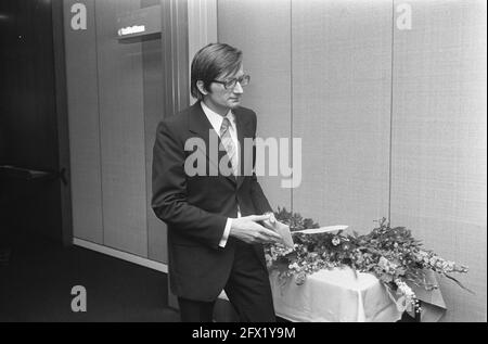 Ultimo turno IBM torneo di scacchi, Planinc (a sinistra) riceve il premio, 4 agosto 1973, scacchi, Paesi Bassi, foto agenzia stampa del xx secolo, notizie da ricordare, documentario, fotografia storica 1945-1990, storie visive, Storia umana del XX secolo, che cattura momenti nel tempo Foto Stock