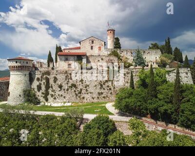 Drone vista sul castello medievale di Brescia. Lombardia, Italia Foto Stock