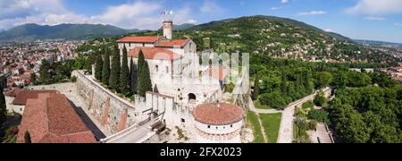 Iper panorama dell'intero complesso architettonico del castello di Brescia. Lombardia, Italia Foto Stock