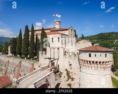 Drone vista dell'ingresso centrale con un ponte levatoio medievale Nel castello di Brescia città Foto Stock